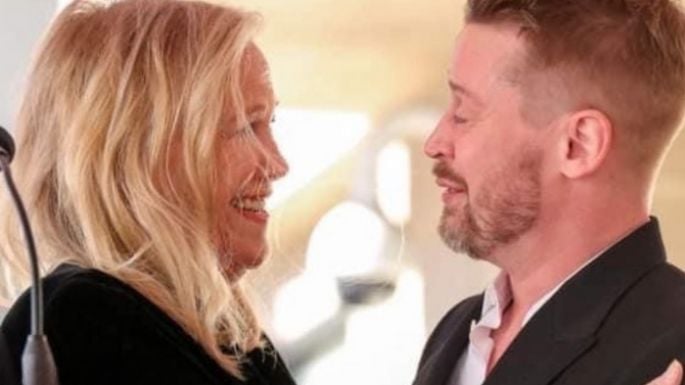 Macaulay Culkin y Catherine O'Hara se reencuentran para recrear la icónica escena de "Mi pobre Angelito"