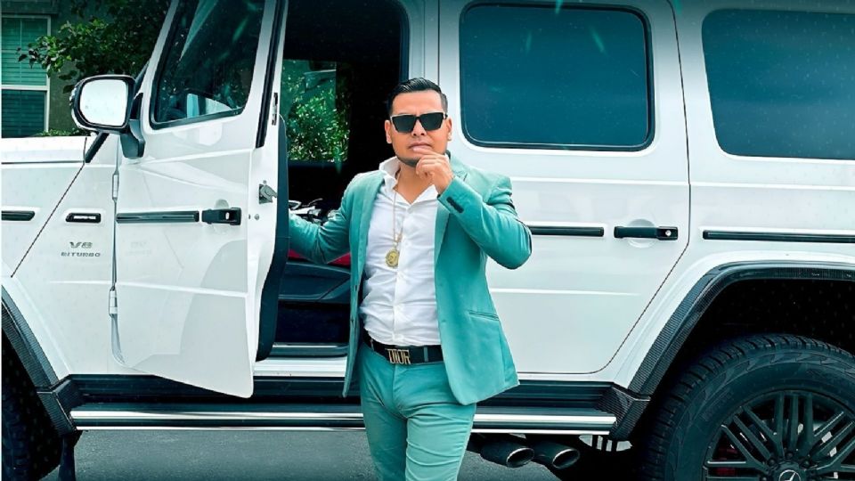 José Torres, el influencer, es criticado por ayudar a alguien y no dejar de grabar