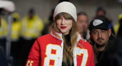 Taylor Swift, muy enamorada, apoyó a Travis Kelce en su partido con icónica chamarra