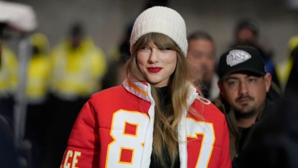Taylor Swift muy enamorada apoya a Travis Kelce en su partido con icónico outfit