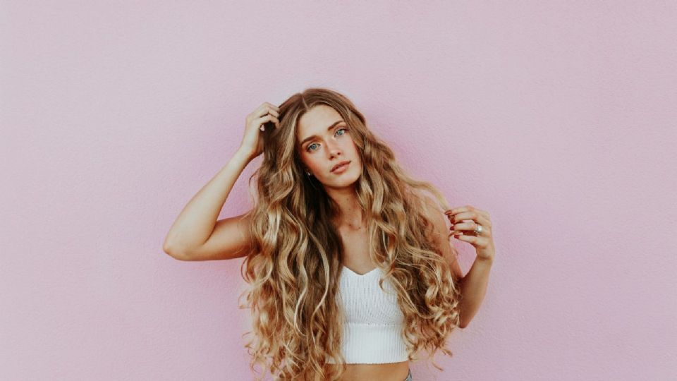 Eliminar el frizz del cabello no es tan difícil con estos trucos revelados por expertos.