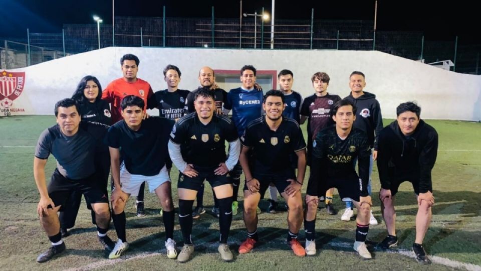 Los 'Ex de la Profe' en su debut en la liga de fútbol rápido en Durango.