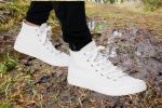 Foto ilustrativa de la nota titulada: El truco con un producto de belleza para limpiar tus tenis blancos y que queden como nuevos