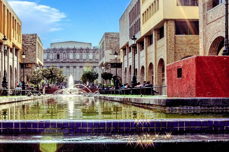 La Plaza de Ciudad de Tequila, Jalisco, es el centro geográfico del Pueblo Mágico.