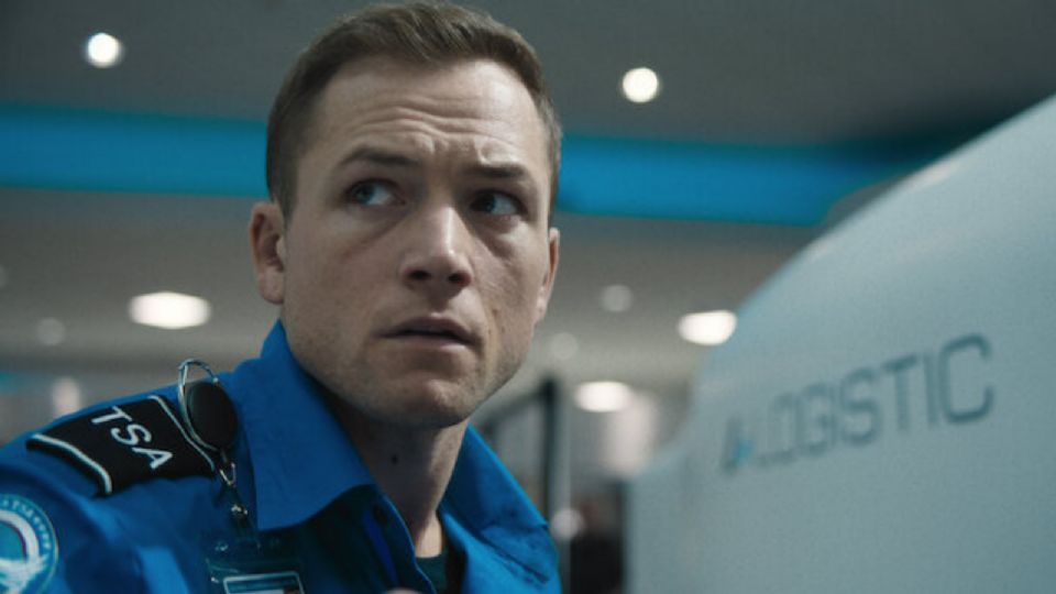 Equipaje de Mano, la nueva película de Navidad de Netflix con Taron Egerton.