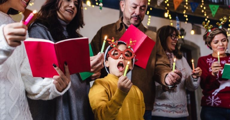 Durante la época navideña, la gente sale 'pedir posada' mientras cantan y portan velitas.