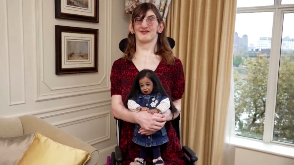 La mujer más pequeña y más alta del mundo.
