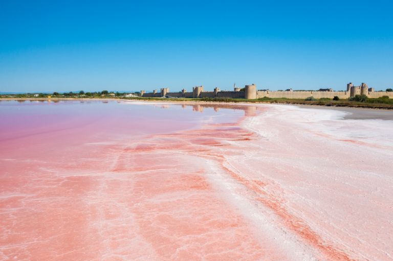 La playa destaca por los tonos de su agua