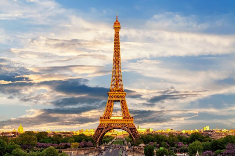 La Torre Eifel es uno de los monumentos más altos en todo el mundo. 