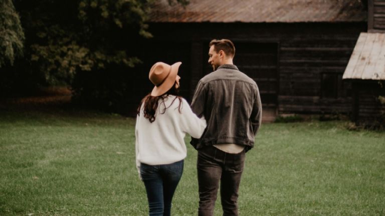 Una pareja disfrutando de la felicidad del amor