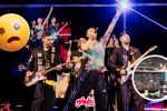 Foto ilustrativa de la nota titulada: Chris Martin de Coldplay a lo Juan Gabriel, pierde el piso y sufre aparatosa caída en el escenario | Video