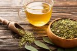 Foto ilustrativa de la nota titulada: Un té de esta hierba te ayudará a generar colágeno y aliviar el dolor de rodillas