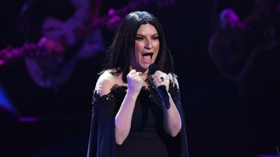 Laura Pausini envía conmovedor mensaje tras caer del escenario en Milán.
