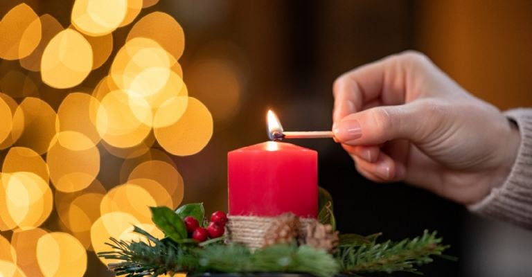 Encender las velas es un ritual fácil de hacer y que podría darte mucha buena suerte el próximo año.