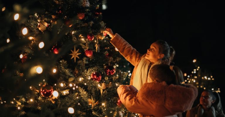 Disfruta de una grandiosa Navidad involucrando a tu familia para la decoración de tu hogar.