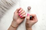 3 diseños de uñas media luna que son elegantes