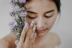 3 diseños de uñas con flores que rejuvenecen las manos