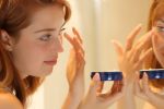 Así debes usar la vaselina para eliminar arrugas y patas de gallo  de los ojos