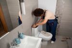Cómo limpiar la caja del baño: El truco rápido para eliminar el sarro con vinagre