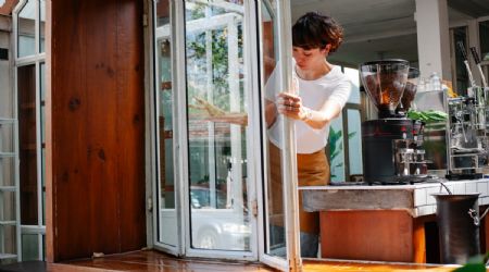 Así puedes limpiar los rieles de puertas y ventanas, rápido y sin esfuerzo