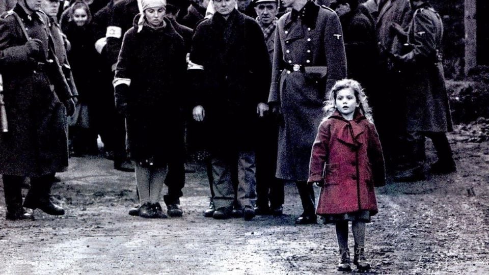 'La lista de Schindler', la niña de tapado rojo, película. Fuente: Foto: europapress