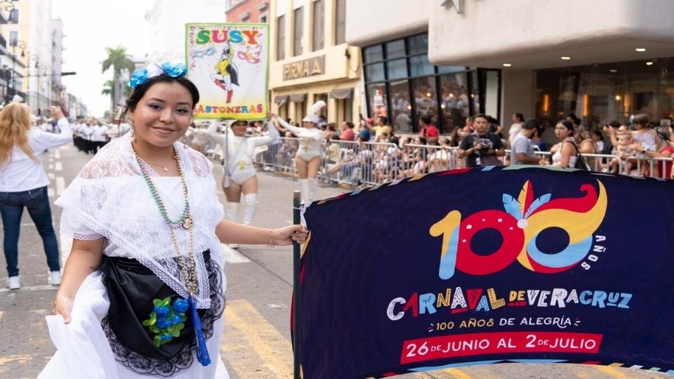 Disfraces coloridos y disfrute en los 100 años del Carnaval de Veracruz.