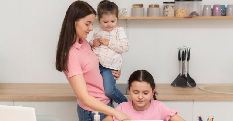 Madres jóvenes estudiantes también pueden acceder a este beneficio.