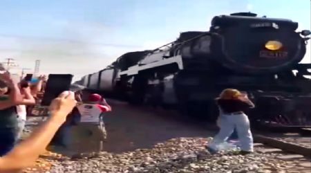 Una mujer perdió su celular tras intentar sacar una foto muy cerca de la locomotora de vapor “La Emperatriz”