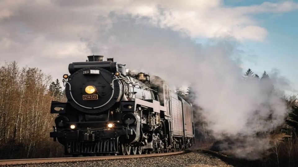 'La Emperatriz', la icónica locomotora de 1930, hace una parada en la Ciudad de México después de un extenso viaje desde Canadá.