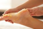 Exfoliante casero para pies y talones resecos con tan sólo 3 ingredientes: el truco para tener unos pies suaves