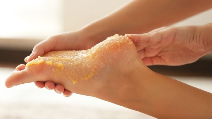 Exfoliante casero para pies y talones resecos con tan sólo 3 ingredientes: el truco para tener unos pies suaves