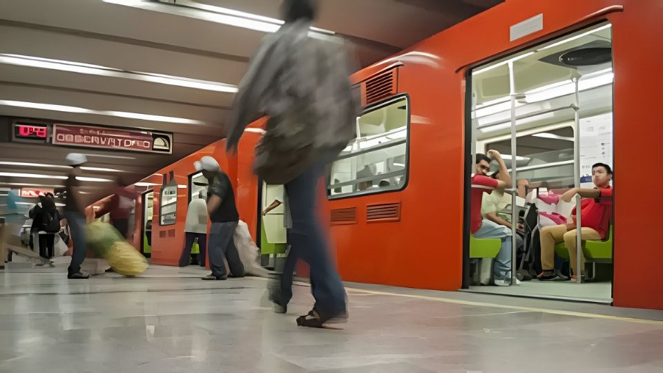 Metro de la CDMX con pasajeros respetando las normas de convivencia.