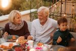Foto ilustrativa de la nota titulada: Día del Abuelo 2024: Lista de promociones y descuentos para adultos mayores con tarjeta INAPAM