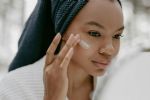 Foto ilustrativa de la nota titulada: ¡Adiós a las ojeras! Estas cremas funcionan como un borrador, según expertos