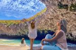La playa de aguas cristalinas en jalisco a la que solo se puede llegar por el mar