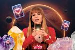 Foto ilustrativa de la nota titulada: Horóscopo de Mhoni Vidente HOY Martes 7 de Enero | Lectura de Tarot GRATIS con cuarzos para atraer suerte y amor