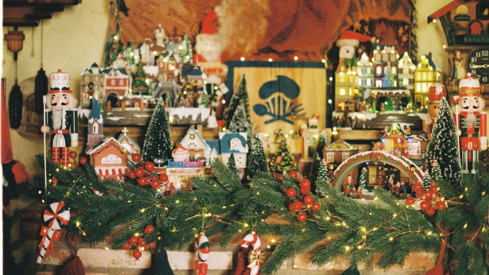 El ambiente navideño en el centro de Tepotzotlán se disfruta junto a la gastronomía, música y actividades culturales llenan las calles durante la temporada decembrina.