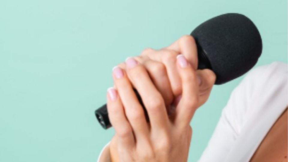 Mon Laferte conmueve en el escenario, pero enfrenta críticas por conflictos laborales en sus producciones.