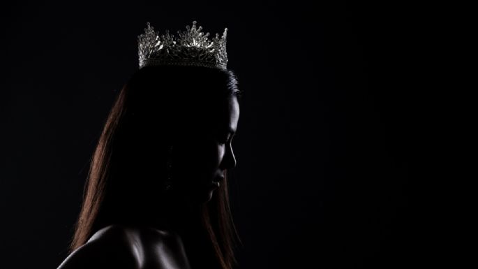 ¿Por qué las reinas de belleza en Miss Universo 2025 llevan un moño negro?