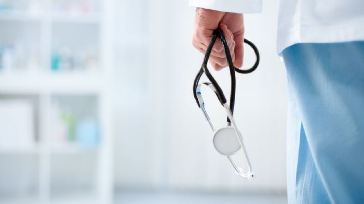 Poncho de Nigris: Le llueven críticas por grabar a su padre convaleciente en el hospital