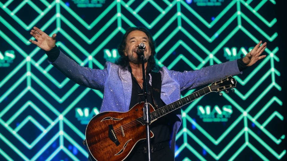 Marco Antonio Solís, 'El Buki', rinde homenaje a 'La Gilbertona' en Mazatlán