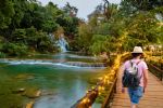 Las cascadas más bonitas de San Luis Potosí a las que solo puedes llegar si cruzas un puente iluminado