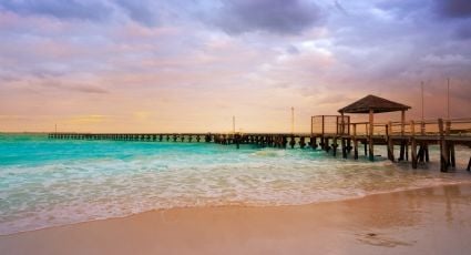 La playa de aguas cristalinas color esmeralda en Jalisco con suave oleaje que te hará sentir en otro país