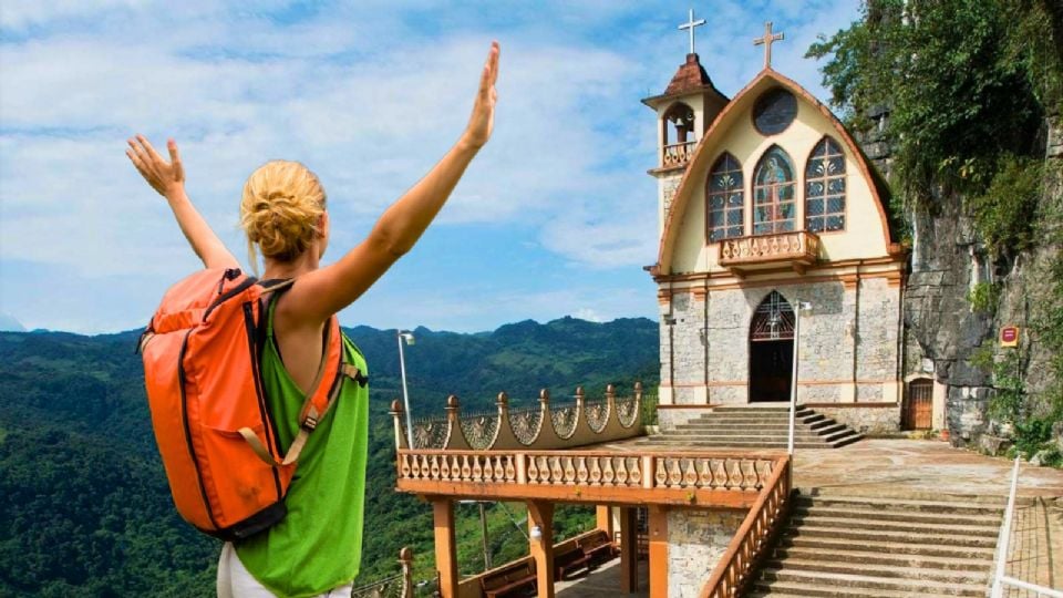 Puedes explorar los senderos cercanos, practicar ciclismo de montaña o simplemente pasear por sus calles llenas de color y tradición.