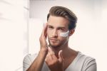Foto ilustrativa de la nota titulada: 7 cremas faciales de hombre con retinol para pieles sensibles que eliminan arrugas en poco tiempo
