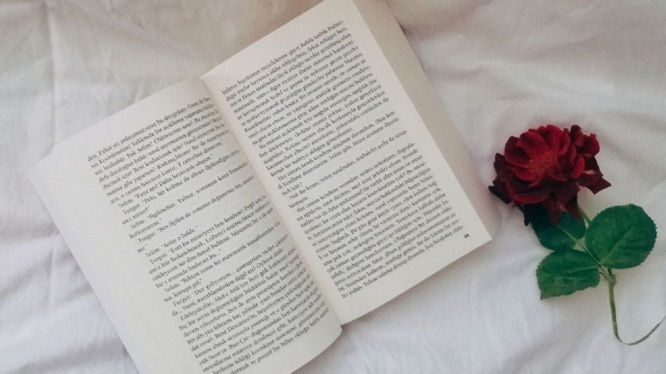 Regala un libro y una rosa este Día Internacional del Libro, según la tendencia viral de TikTok