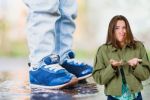 Foto ilustrativa de la nota titulada: ¿Cómo eliminar el mal olor de tus tenis si se mojan por las lluvias?