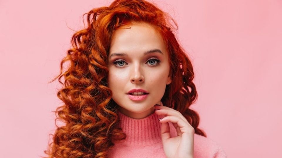 Cuando una mujer se pinta el cabello de rojo, está dejando que su identidad brille sin filtros.