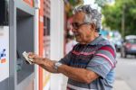 Foto ilustrativa de la nota titulada: Pensión Bienestar: estos son los apellidos que cobran HOY martes 27 de mayo