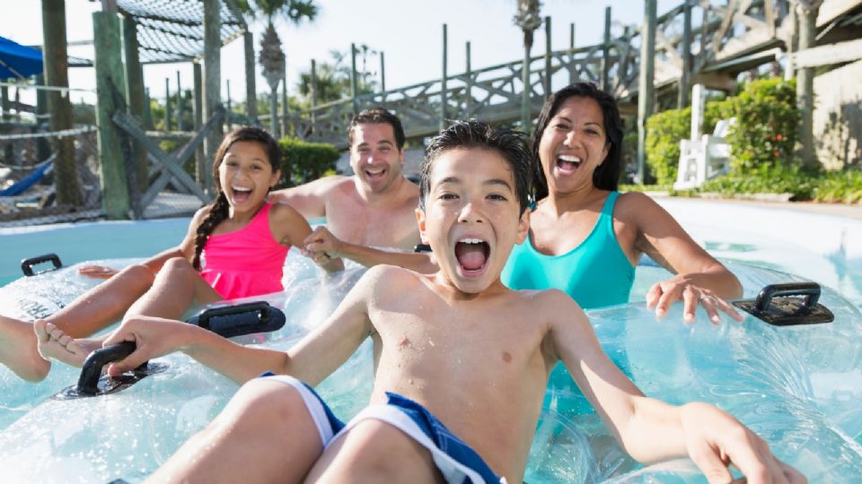 Parque de CDMX con albercas, asadores y juegos.